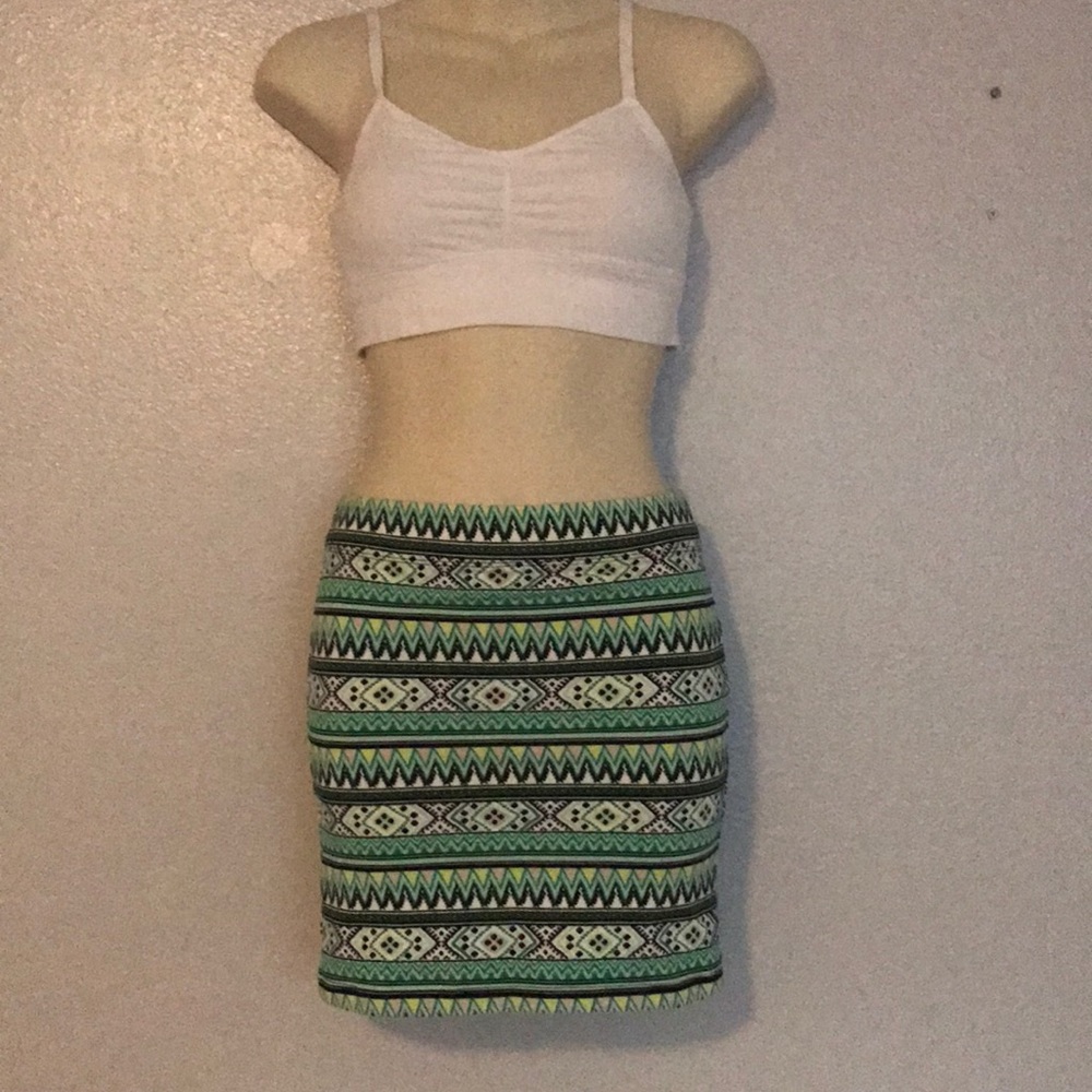 FOREVER 21 Green patterned mini skirt